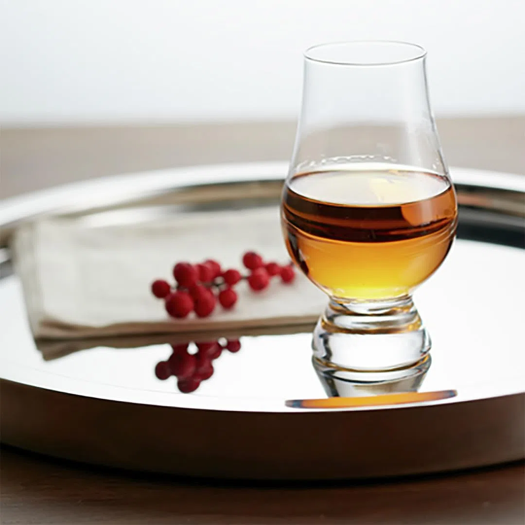 Lagavulin Distillers - Whisky escocés puro de malta