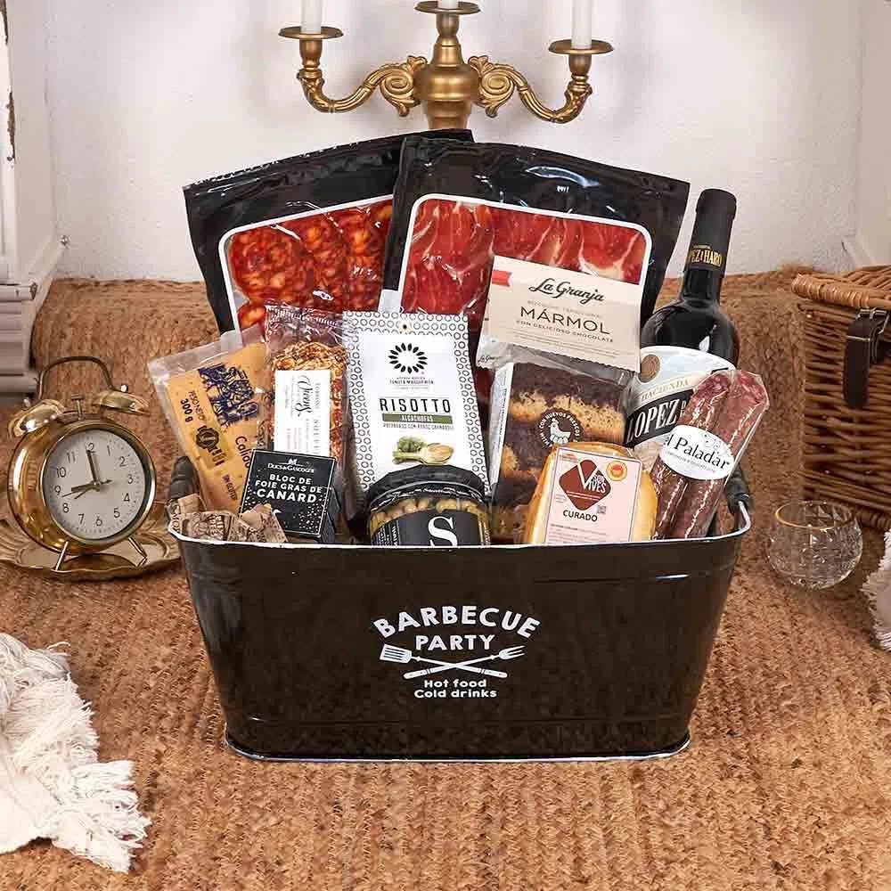 LOTES DE NAVIDAD ORIGINALES - LOTE 360-25 / con vino crianza López de Haro, foie gras, ibéricos, queso curado, risotto al tartufo y dulces en cuévano metálico negro