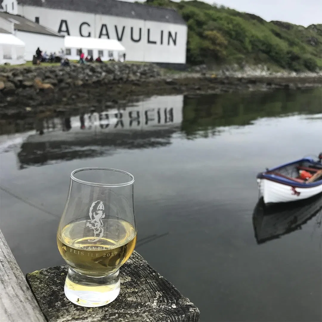 Lagavulin Distillers - Whisky escocés puro de malta