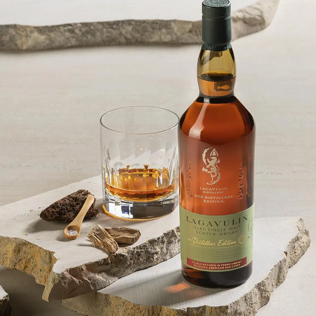 Lagavulin Distillers - Whisky escocés puro de malta
